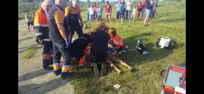 Foto FOTO&VIDEO. Două fetițe de 9 și 14 ani, înecate într-un pârâu de lângă stadionul din Caracal. Copilele sunt resuscitate de salvatori