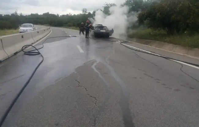 Foto Autoturism în flăcări, pe DN 65, la Valea Mare. Se circulă pe o singură bandă