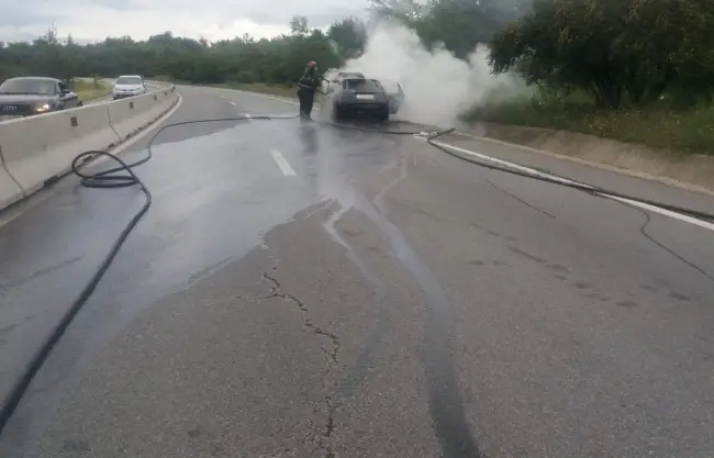 Foto Autoturism în flăcări, pe DN 65, la Valea Mare. Se circulă pe o singură bandă