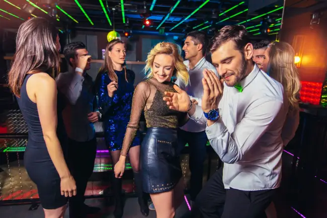 Foto Mergi în club? Iată cum să te îmbraci ca să IMPRESIONEZI!