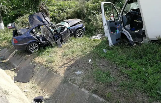 Foto VIDEO | Un bărbat a murit şi cinci persoane, printre care trei copii, au ajuns la spital, în urma accidentului petrecut la Găneasa