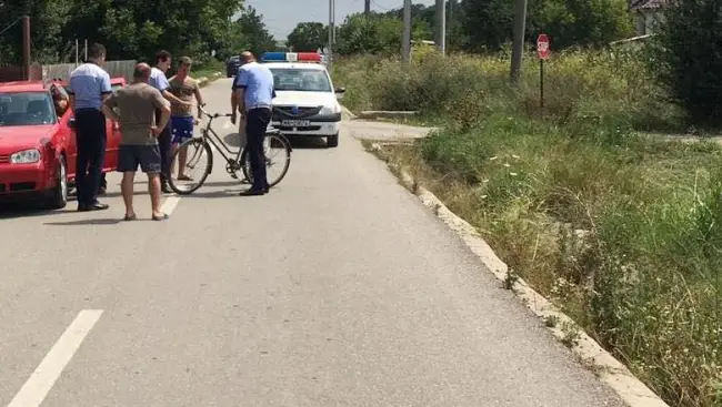 Foto FOTO. Biciclist accidentat la Cezieni. Şoferul, un tânăr de 19 ani, a fugit de la faţa locului