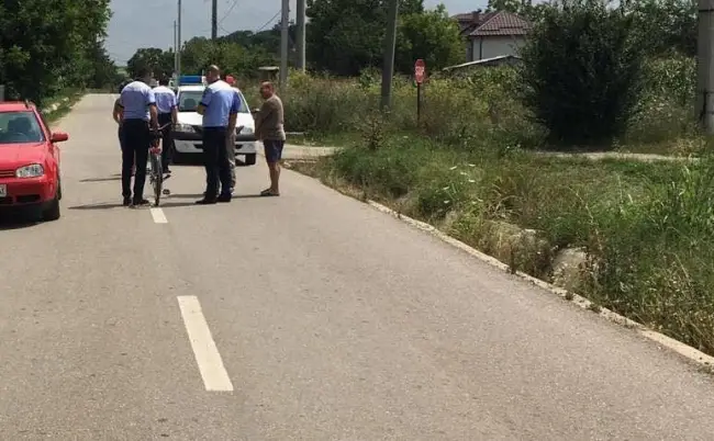 Foto FOTO. Biciclist accidentat la Cezieni. Şoferul, un tânăr de 19 ani, a fugit de la faţa locului