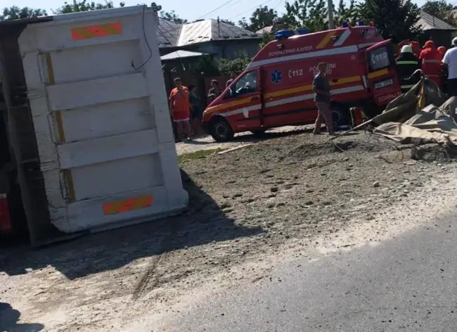 Foto FOTO. Trafic blocat în Balş, după ce un TIR a lovit un stâlp de electricitate şi s-a răsturnat