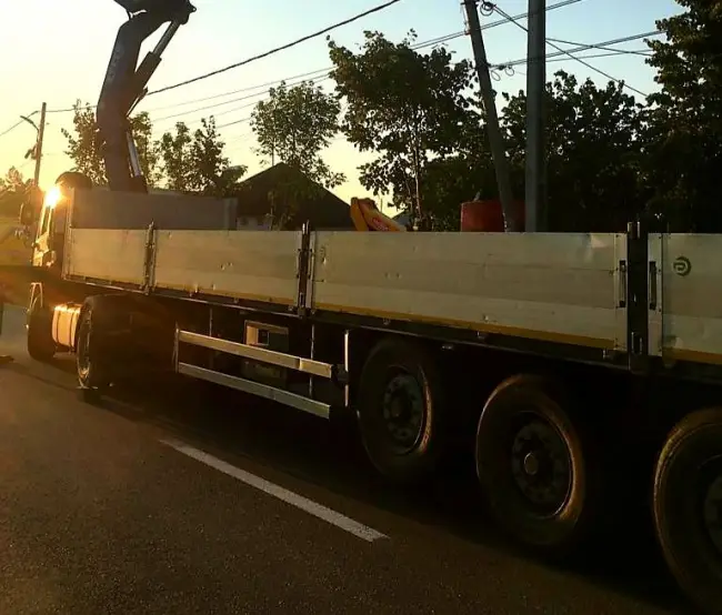 Foto Trafic rutier închis între Craiova și Slatina, din cauza unui stâlp de electricitate avariat de un TIR, în Balș