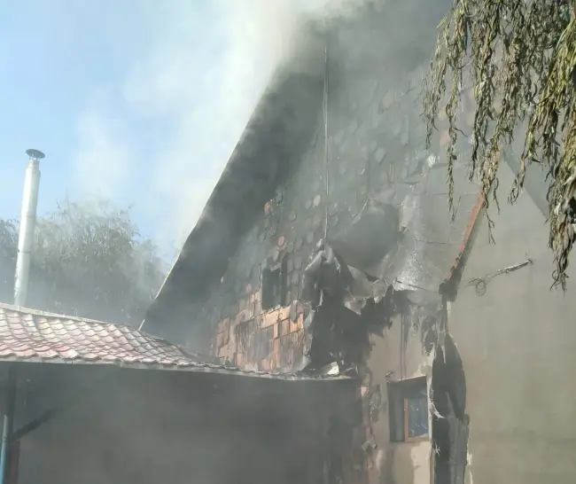 Foto VIDEO. Gospodărie din Mogoșești, distrusă de incendiu