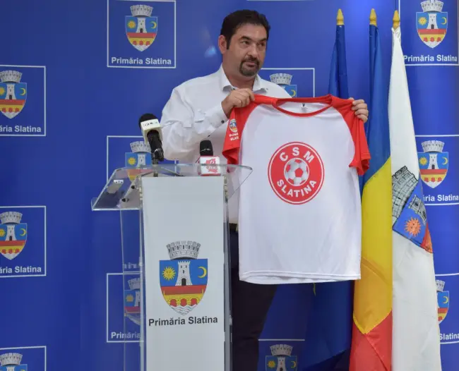 Foto Primăria oferă gratuit 2.000 de tricouri suporterilor CSM Slatina. Moţ: „Să ne bucurăm împreună de spectacolul oferit de jucătorii noștri”