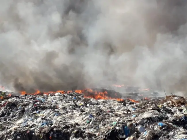 Foto FOTO. Incendiu la groapa de gunoi de la ieșirea din Caracal spre Craiova