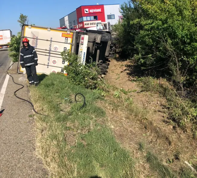Foto TIR răsturnat, pe DN 65, în apropiere de Balş. Şoferul a murit