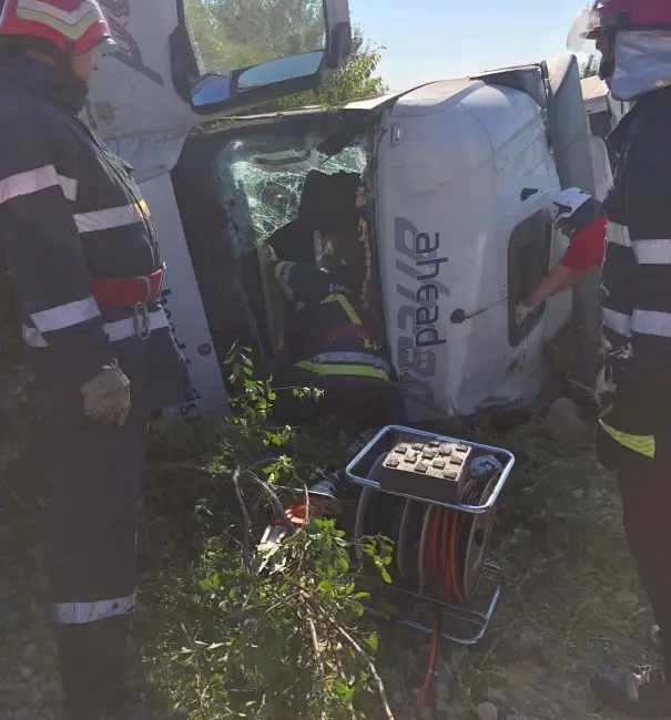 Foto TIR răsturnat, pe DN 65, în apropiere de Balş. Şoferul a murit