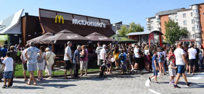 Foto FOTO. Sute de persoane, la deschiderea restaurantului McDonald’s din Slatina 