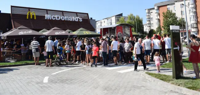 Foto FOTO. Sute de persoane, la deschiderea restaurantului McDonald’s din Slatina 