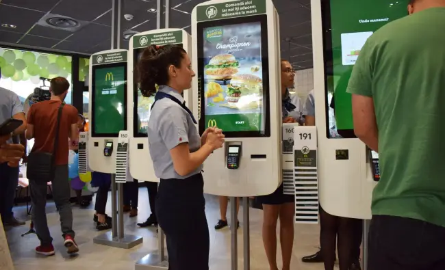 Foto FOTO. Sute de persoane, la deschiderea restaurantului McDonald’s din Slatina 