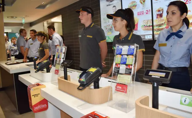 Foto FOTO. Sute de persoane, la deschiderea restaurantului McDonald’s din Slatina 