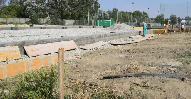 Foto FOTO. Se lucrează la cele şase terenuri de tenis de la Clubul Nautic. Primăria reia negocierile cu Ministerul Tineretului pentru un parc la fostul Ştrand Progresul 