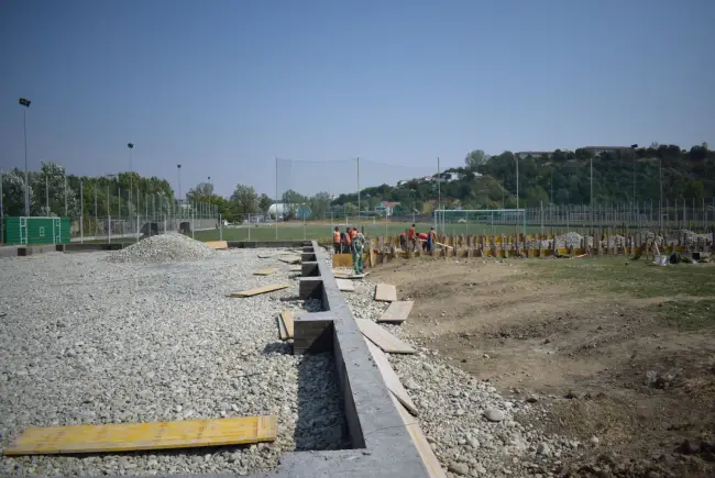 Foto FOTO. Se lucrează la cele şase terenuri de tenis de la Clubul Nautic. Primăria reia negocierile cu Ministerul Tineretului pentru un parc la fostul Ştrand Progresul 