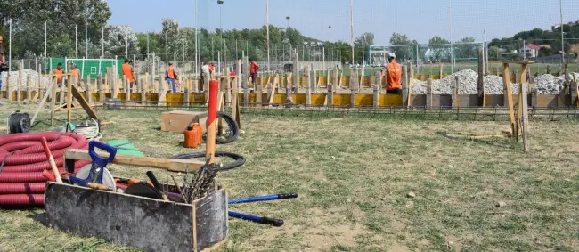 Foto FOTO. Se lucrează la cele şase terenuri de tenis de la Clubul Nautic. Primăria reia negocierile cu Ministerul Tineretului pentru un parc la fostul Ştrand Progresul 