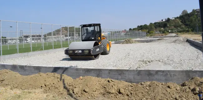 Foto FOTO. Se lucrează la cele şase terenuri de tenis de la Clubul Nautic. Primăria reia negocierile cu Ministerul Tineretului pentru un parc la fostul Ştrand Progresul 