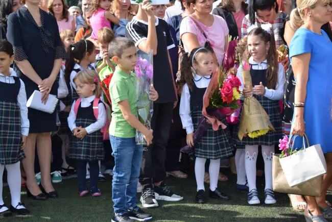 Foto FOTO. Elevii olteni s-au întors la şcoală. Emoţii şi bucurie pentru micuţii de clasa pregătitoare