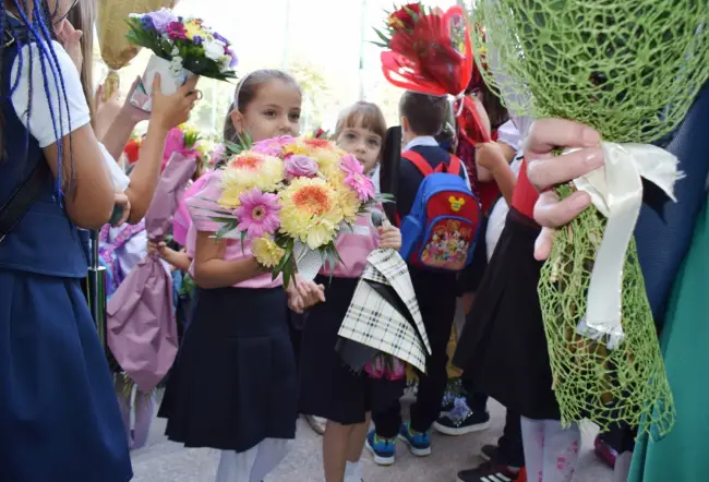 Foto FOTO. Elevii olteni s-au întors la şcoală. Emoţii şi bucurie pentru micuţii de clasa pregătitoare