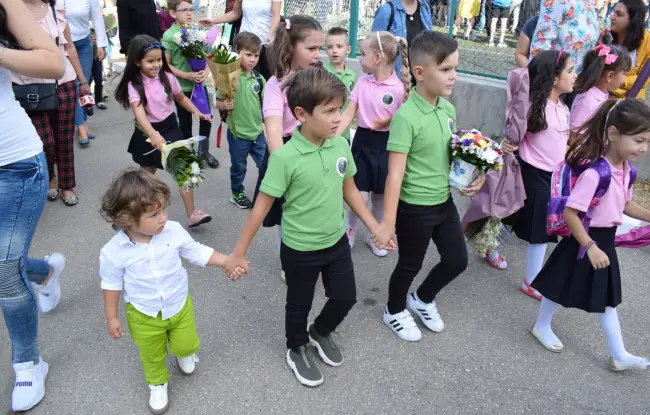 Foto FOTO. Elevii olteni s-au întors la şcoală. Emoţii şi bucurie pentru micuţii de clasa pregătitoare