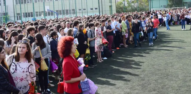 Foto FOTO. Elevii olteni s-au întors la şcoală. Emoţii şi bucurie pentru micuţii de clasa pregătitoare