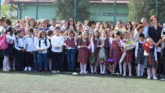 Foto FOTO. Elevii olteni s-au întors la şcoală. Emoţii şi bucurie pentru micuţii de clasa pregătitoare