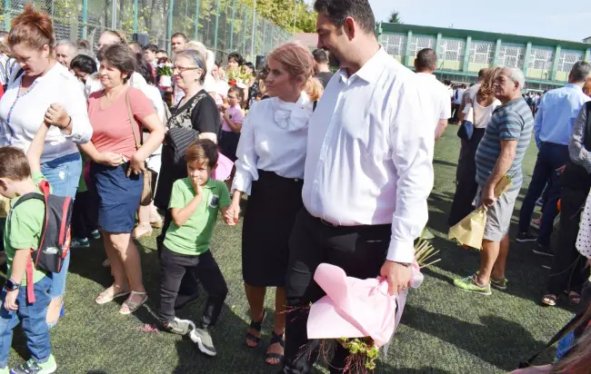 Foto FOTO. Elevii olteni s-au întors la şcoală. Emoţii şi bucurie pentru micuţii de clasa pregătitoare