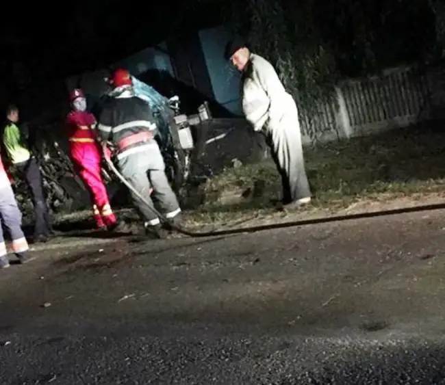 Foto Fiul procurorului pensionar Noajă, la volan cu permisul suspendat, a lovit o maşină şi s-a răsturnat într-un şanţ. Tânărul a fugit de la faţa locului şi este cercetat în libertate