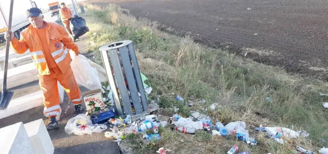 Foto Grămezi de gunoi, pe marginea drumurilor naţionale din Olt