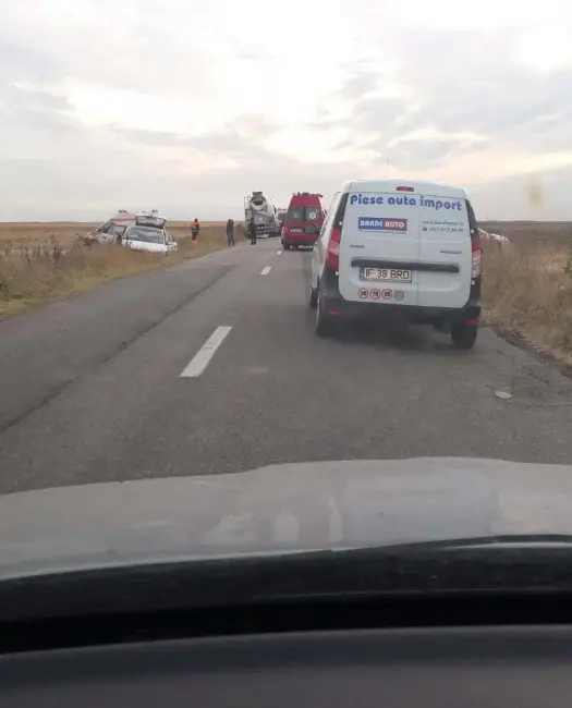 Foto FOTO. Accident cu trei maşini pe un drum judeţean din Olt. Patru persoane, printre care un copil de cinci ani, la spital 