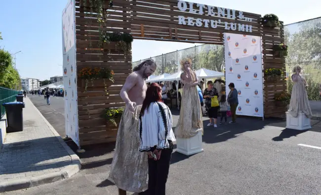 Foto FOTO. Începu ediţia jubiliară a Festivalului „Oltenii &... Restu’ Lumii”. Slatina, capitala umorului de un sfert de veac