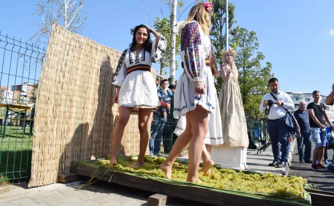 Foto FOTO. Începu ediţia jubiliară a Festivalului „Oltenii &... Restu’ Lumii”. Slatina, capitala umorului de un sfert de veac