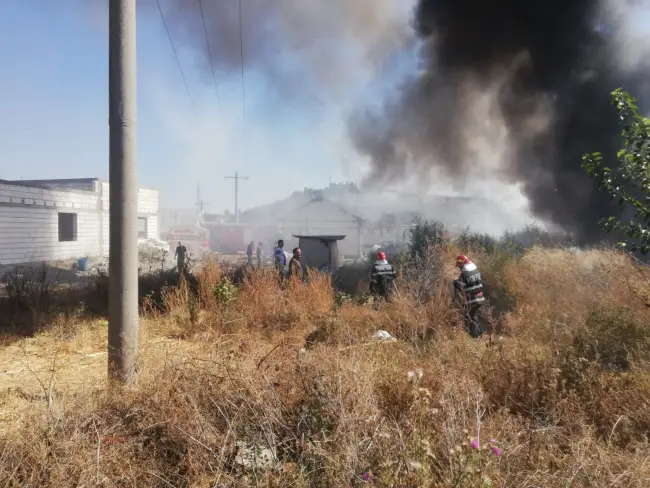 Foto Panică pe o stradă din Slatina, după ce zeci de anvelope au luat foc - VIDEO