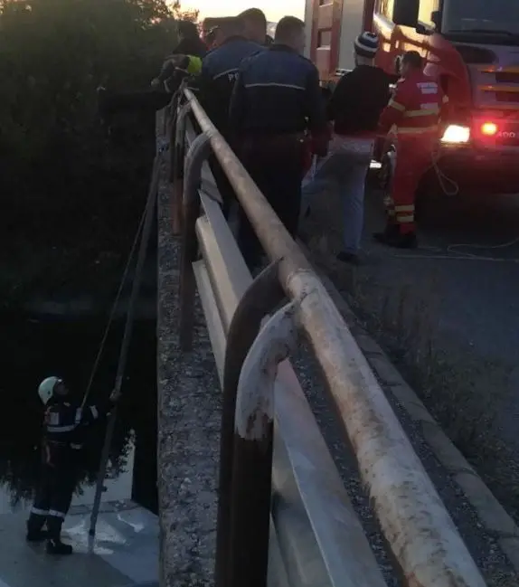 Foto Operaţiune de amploare, după ce un tânăr a rămas izolat o noapte întreagă pe capota maşinii cu care a căzut într-un canal