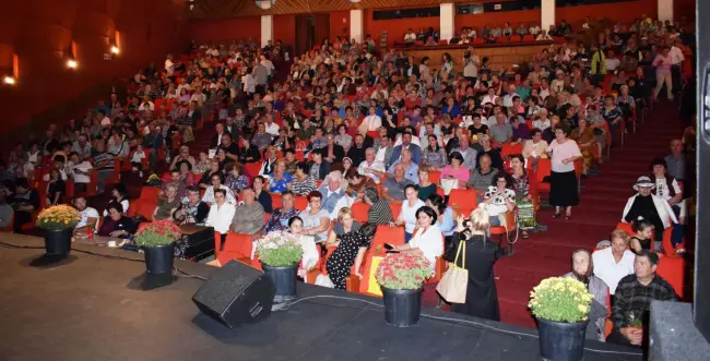 Foto Spectacol oferit seniorilor din Slatina de către Primărie şi Consiliul Judeţean. Aproximativ 800 de persoane au participat