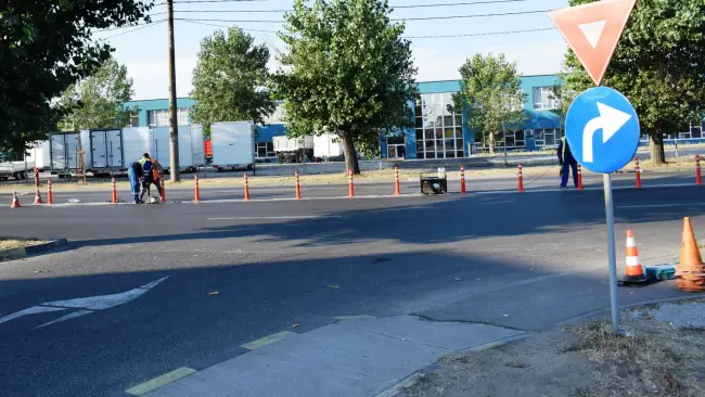 Foto FOTO. Primăria Slatina a montat separatoare de sens pe strada Cireaşov, în zona Dedeman. Decizia, în urma mai multor accidente petrecute acolo