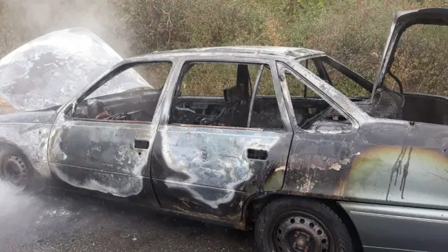 Foto FOTO. Autoturism distrus de un incendiu, pe un drum județean