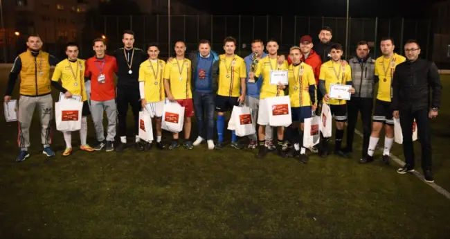 Foto Echipa Old Boys, câştigătoarea turneului de minifotbal „Liga TSD Slatina”. Meciul demonstrativ, încheiat cu o remiză