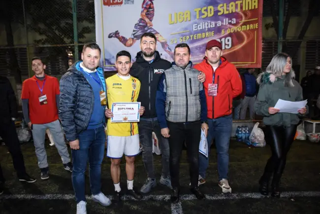 Foto Echipa Old Boys, câştigătoarea turneului de minifotbal „Liga TSD Slatina”. Meciul demonstrativ, încheiat cu o remiză