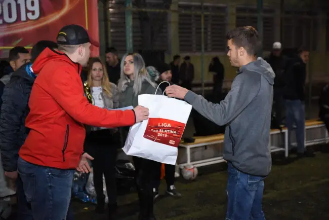 Foto Echipa Old Boys, câştigătoarea turneului de minifotbal „Liga TSD Slatina”. Meciul demonstrativ, încheiat cu o remiză