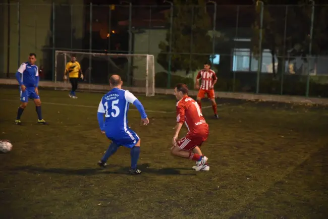 Foto Echipa Old Boys, câştigătoarea turneului de minifotbal „Liga TSD Slatina”. Meciul demonstrativ, încheiat cu o remiză