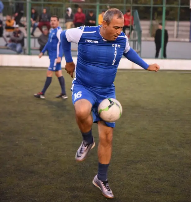 Foto Echipa Old Boys, câştigătoarea turneului de minifotbal „Liga TSD Slatina”. Meciul demonstrativ, încheiat cu o remiză