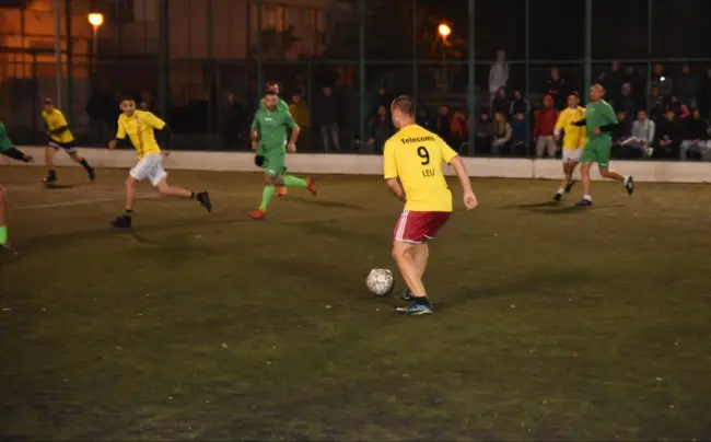 Foto Echipa Old Boys, câştigătoarea turneului de minifotbal „Liga TSD Slatina”. Meciul demonstrativ, încheiat cu o remiză