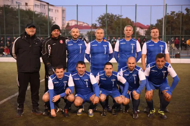 Foto Echipa Old Boys, câştigătoarea turneului de minifotbal „Liga TSD Slatina”. Meciul demonstrativ, încheiat cu o remiză