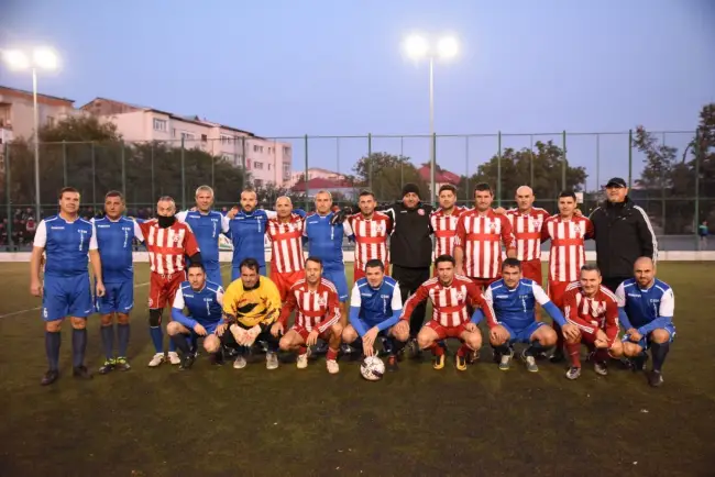 Foto Echipa Old Boys, câştigătoarea turneului de minifotbal „Liga TSD Slatina”. Meciul demonstrativ, încheiat cu o remiză