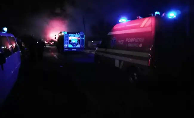 Foto FOTO&VIDEO. Incendiu la o locuinţă din Piatra-Olt, în apropierea unui depozit de materiale de construcţii