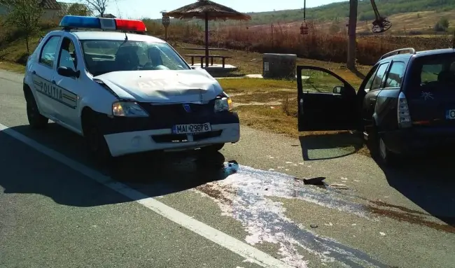 Foto FOTO. Maşină condusă de un minor băut, acroşată de autospeciala poliţiei, după o urmărire, la Iancu Jianu