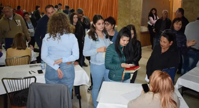 Foto FOTO. Mai multe persoane trecute de vârsta a doua, decât tineri, au trecut pragul bursei locurilor de muncă pentru absolvenţi