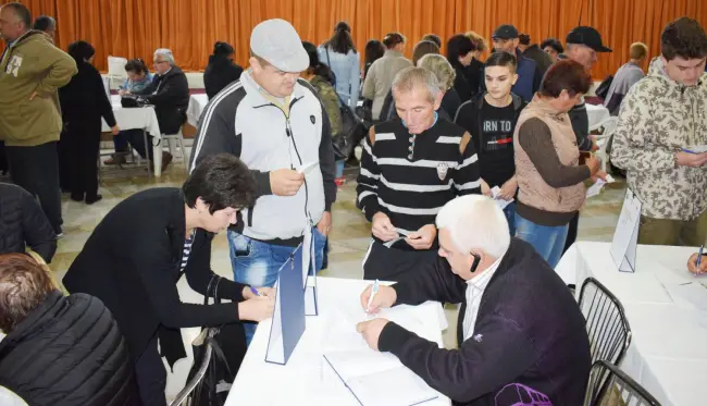 Foto FOTO. Mai multe persoane trecute de vârsta a doua, decât tineri, au trecut pragul bursei locurilor de muncă pentru absolvenţi